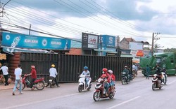 Kinh hoàng thùng container văng xuống đường đè nát 2 xe máy, 1 người chết thảm