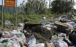 Clip: Phố Hà Đông rác vây cả cây số hôi thối, la liệt rác thải y tế