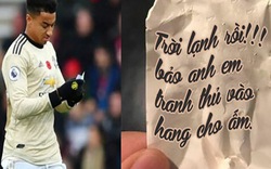 Fan MU bật mí nội dung tờ giấy HLV Solskjaer đưa cho Lingard