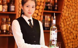 Những màn pha chế điêu luyện đến "kỳ ảo" của nữ bartender xinh đẹp