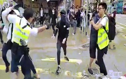 Hong Kong: Cảnh sát bất ngờ nổ 3 phát súng vào hai người biểu tình