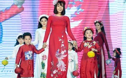 Nữ sinh mắc ung thư vú rạng rỡ, tỏa sáng trình diễn áo dài của Hoa hậu Ngọc Hân