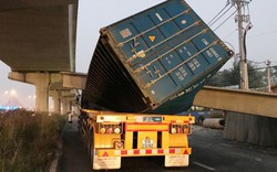 Va chạm, dầm bê tông cầu bộ hành đè bẹp container