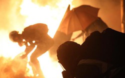Hong Kong: Đụng độ đầy khói lửa giữa cảnh sát và người biểu tình trong đêm