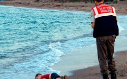 Chuyện hãi hùng đằng sau bức ảnh bé trai Syria từng gây chấn động thế giới