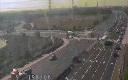 Video: Đang lái xe trên đường cao tốc, bị tên lửa từ đâu lao tới phát nổ