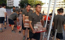 Lính Trung Quốc bất ngờ xuất hiện trên đường phố Hong Kong, hành động khác thường