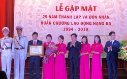 Khoa Chính trị học đón nhận Huân chương Lao động hạng Ba