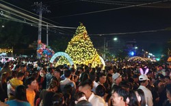 10.000 người chen chân trong đêm khai mạc lễ hội Dừa Bến Tre