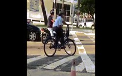 Clip: Pha dừng đèn đỏ cực ngầu của ông chú đi xe đạp gây sốt