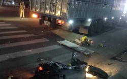 Xe tải biển Lào đâm loạt xe máy ở ngã tư, 3 người thương vong