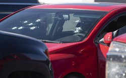 Mỹ: Vợ ngồi cùng bạn trai trên xe, chồng cầm súng đến nã 9 phát đạn