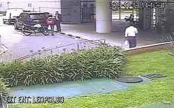 Video: Thấy sát thủ đến gần, vệ sĩ dùng thân che cho chủ, rút súng bắn như phim