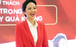 Ảnh: Hoa hậu H'Hen Niê mặc vest nổi bật giữa một "rừng đỏ"