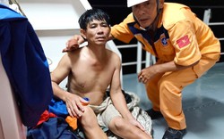 Giải cứu 11 người trên tàu chở hơn 4.200 tấn than bị mắc cạn