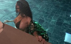 Rihanna diện bikini khoe vòng 1 ngoại cỡ gây "nhức mắt"