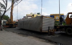 Khiếp đảm khi container lăn lông lốc trước cổng trường