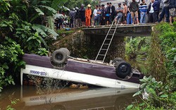 Xe khách rơi xuống cầu, 3 người bị thương