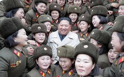 Điều đặc biệt trong bức ảnh Kim Jong Un chụp cùng các nữ quân nhân Triều Tiên