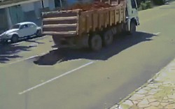 Video: Xe tải "đánh rơi hố tử thần", ô tô đi sau lĩnh đủ