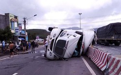 Bình Định: 30 phút, 2 xe container “biến dạng” vì tai nạn