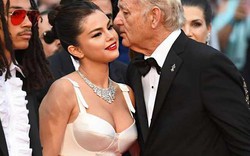 Những chiếc váy chèn ép vòng 1 của Selena Gomez