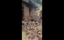 Video: Trung Quốc phóng tên lửa lên trời, nhà dân dưới đất vỡ tan hoang