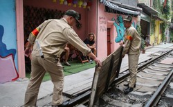 Ảnh-clip: Lại một phố cà phê đường tàu ở Hà Nội nguy cơ bị "khai tử"