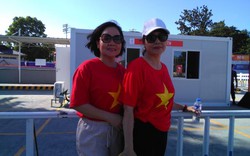 Hai chị em từ Czech lặn lội sang Philippines xem U22 Việt Nam
