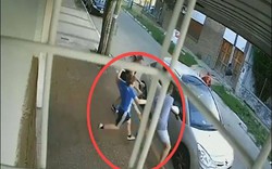 Video: Mẹ bị cướp, cậu bé làm điều bất ngờ với kẻ tấn công