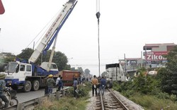 Băng qua đường sắt, xe container bị tàu hỏa tông đứt đôi