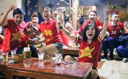 CĐV ở quê nhà vỡ òa vui sướng khi U22 Việt Nam thắng Indonesia 2-1