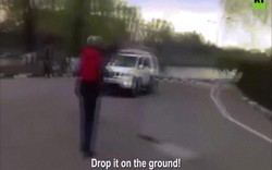Video: Cảnh sát Nga dùng cách sáng tạo hạ gục nghi phạm cầm dao