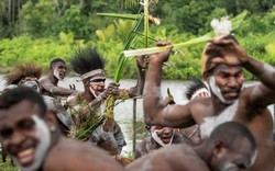 Ảnh hiếm về bộ lạc ăn thịt người ẩn sâu trong rừng rậm New Guinea
