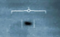 Cựu binh trên tàu sân bay Mỹ chứng kiến UFO khổng lồ lở lửng trên không
