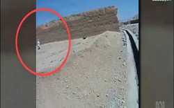 Video: Từ từ tiến đến chỗ người ngoại quốc, sát thủ nhí Afghanistan kích nổ bom tự sát