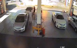 Video: Nổ kinh hoàng ở trạm xăng Saudi Arabia, khách bỏ cả bạn chạy trối chết