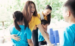 Hoa hậu Khánh Vân hướng dẫn catwalk cho các em nhỏ Mái ấm Hy vọng
