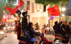 Kèn, trống, xoong nồi và những màn cổ động độc đáo nhất đêm siêu bão mừng U22 Việt Nam đoạt “vàng”