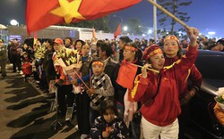 Tuyển nữ, U22 Việt Nam trở về trong vòng tay chào đón của gia đình