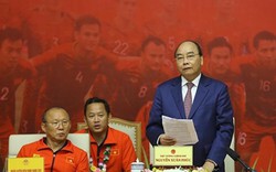Thủ tướng Nguyễn Xuân Phúc tiếp đón hai đội tuyển bóng đá Việt Nam