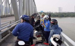 Để lại xe máy trên cầu, người đàn ông lao xuống sông tự tử