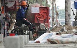Hình ảnh nhiều vỉa hè ở Hà Nội bị xới tung để lát đá mới dịp cuối năm