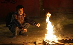 Hà Nội: Những đốm lửa sưởi ấm người lao động giữa đêm đông lạnh giá