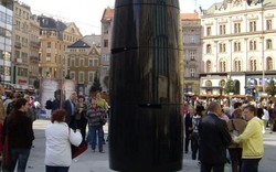Đồng hồ hình dương vật khổng lồ màu đen khiến người dân "phát sốt"
