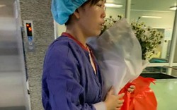 Người mẹ trẻ ôm bó hoa cúc trắng đi đón con trai sau khi hiến toàn bộ mô tạng