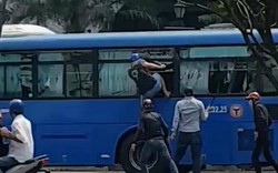 Sốc với clip nhóm người cầm hung khí bao vây, đập vỡ kính xe buýt ở Sài Gòn