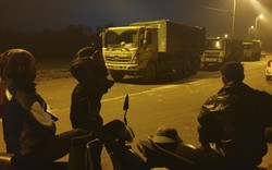 Hà Nội: Người dân Sóc Sơn co ro trong đêm chặn xe vào bãi rác Nam Sơn