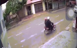 Clip: Kinh hãi ô tô phóng tốc độ cao hất văng hai mẹ con đi xe máy lên không trung