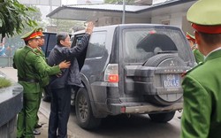Cựu Bộ trưởng Nguyễn Bắc Son vẫy tay chào người thân khi rời toà